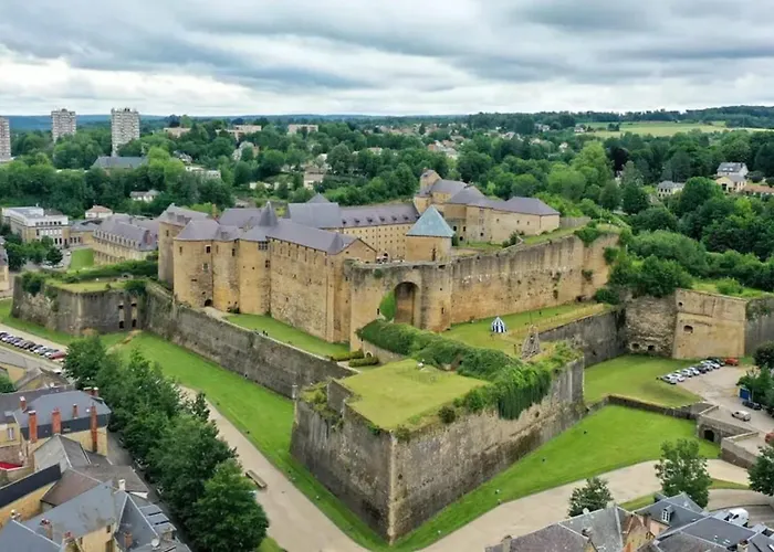 Lägenhet Studio Cosy A Sedan Avec Jardin Cloture De 22 M² Sedan